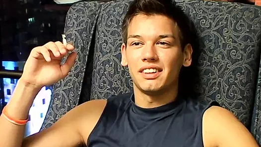 Sıska latin Jordan tek başına yarağını mastürbasyon yaparken sigara içiyor