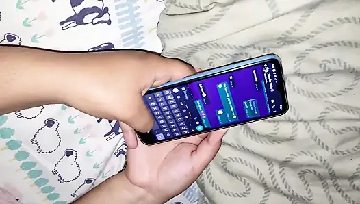 Üvey kız kardeş sikimi emmeye çalışıyor, böylece insanlara cep telefonunda ne gördüğümü anlatmıyorum