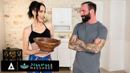 Nuru masajı - sapık resepsiyonist yeni masözünü ilk gün eğitimi olarak onu becermeye ikna ediyor