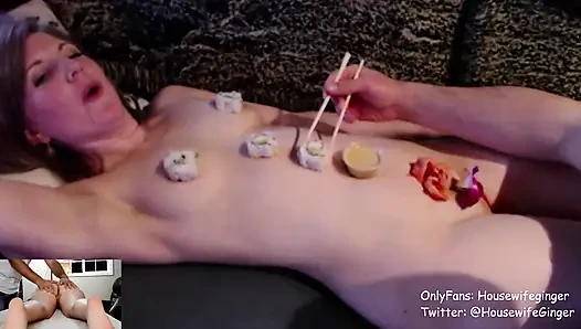 Canlı yayında suşi kızı gösteriyor ve sakso çekiyor