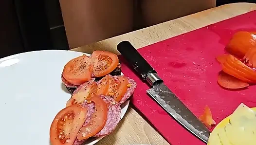 Кулинарное шоу Новой Эммы. S1e2: Хлеб с чесноком и голые сиськи.