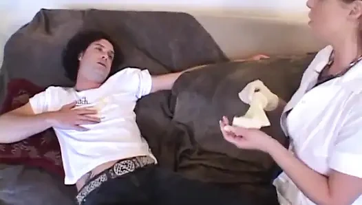 Dövmeli büyük göğüsler domalma pozisyonunda sikişiyor... ağzına boşalma