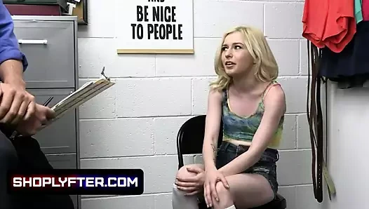 Sarışın 18+ genç minxx marii hırsızlık yaparken yakalandı ve arka odada güvenlik görevlisi tarafından cezalandırıldı