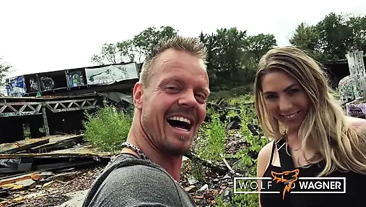 Alman tombul sürtük ile açık havada riskli ateşli sikiş