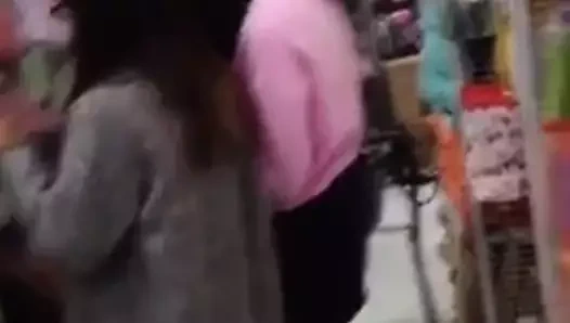 Asyalı kadın süpermarkette