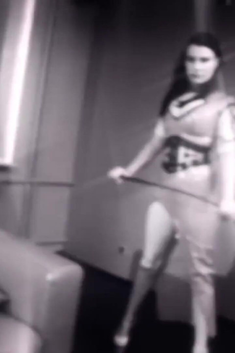 Travesti köleler sahibeleri yalıyor
