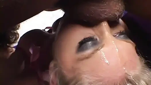 Azgın adam içeride güzel bir oral seksin tadını çıkarıyor