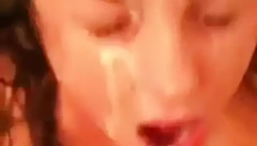 Döl sürtüğün yüzüne boşalıyor