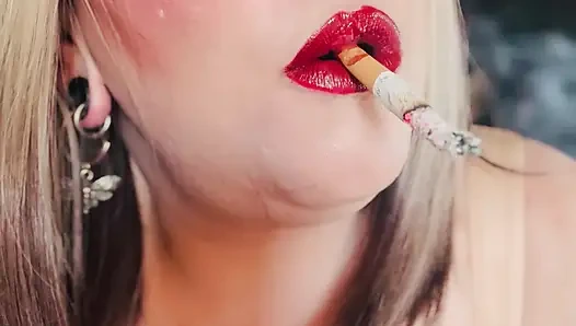 Sarışın bomba Tina Snua yakın çekimde senin için sigara içiyor - sürüklenen omi ome snap inhales