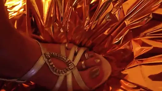 Mücevher ayakları üzerinde seksi topuklu sıcak boşalmak