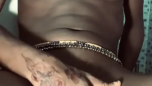 Ateşli zenci hatun browngurl234 banyoda tek başına anın tadını çıkarıyor