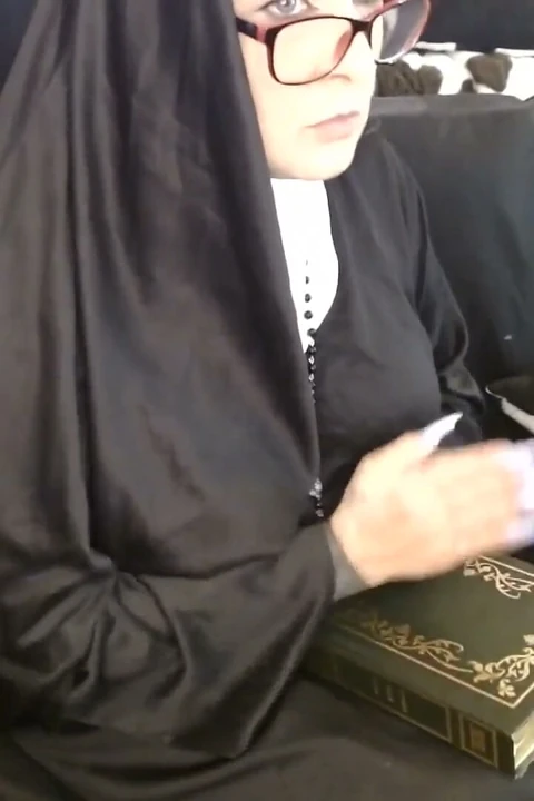 rahibe dildo İncil çalışmasında sikişiyor