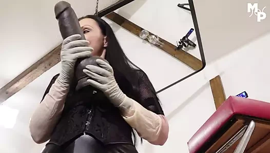 Teaster - metresi luciana ile dev yapay penis oyun