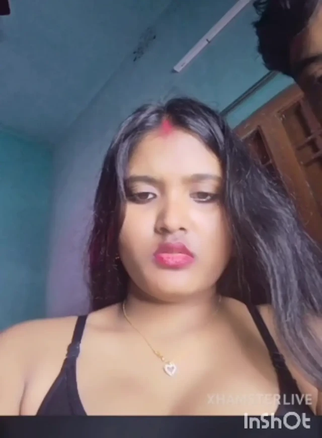 Seksi babhi sari içinde içkilerle sikişiyor
