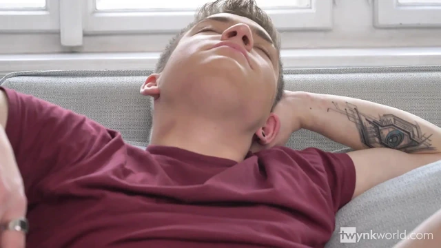 Çek twink Curtis Cameron tarafından elle muamele çekiyor