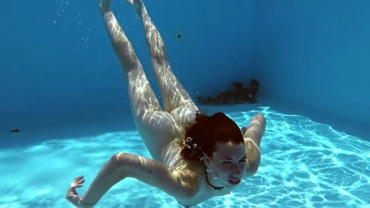 Fernanda Releve havuzda pembe mayo jimnastikçi