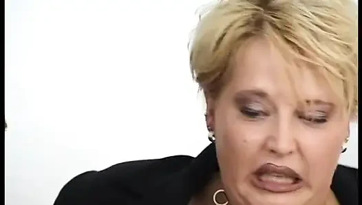 Sarışın olgun amına dildo yapıyor ve ağzına boşalana kadar yarak emiyor