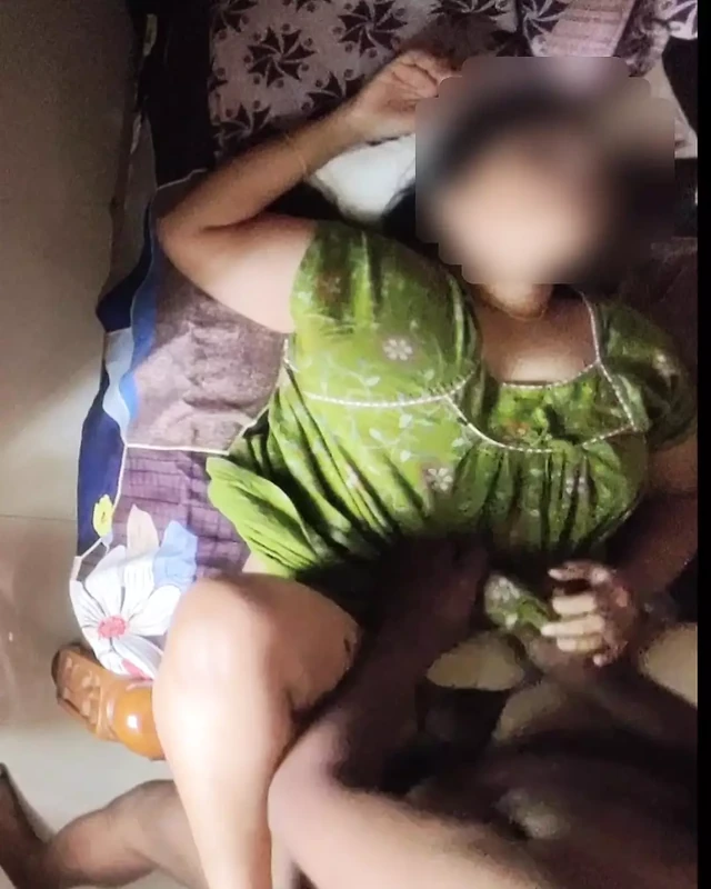 Горячая жена Boudi с большими натуральными сиськами трахается ночной