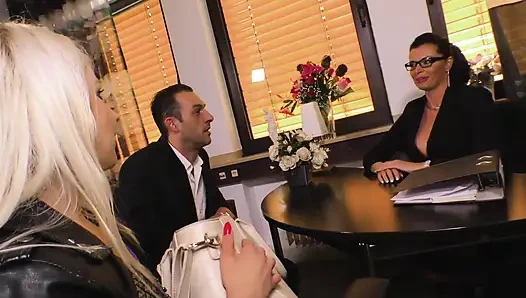 Büyük memeli esmer orta yaşlı seksi kadın seks terapisti olarak büyük götlü sarışın ve kocasıyla ateşli üçlü grup sikişiyor