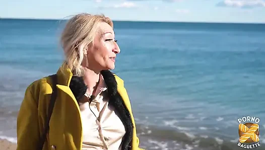 Betty, seksi orta yaşlı seksi kadın, yaraklarla oynamayı seviyor