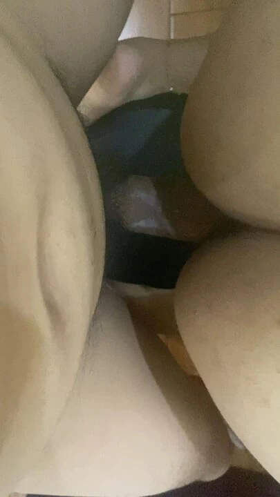 Amının içine boşal ve onu sikmeye devam et