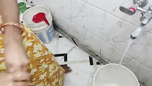 Azgın desi hatun sırt ağrı masajı tutkulu saksoya dönüşüyor ve memelere boşalma