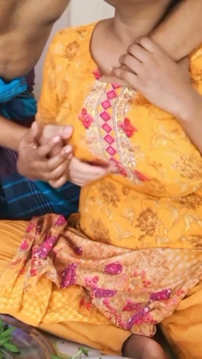 Gerçek Bhabhi ji ve Devar çok romantik hardcore seks videosu, kirli konuşmalarla | Klip 1