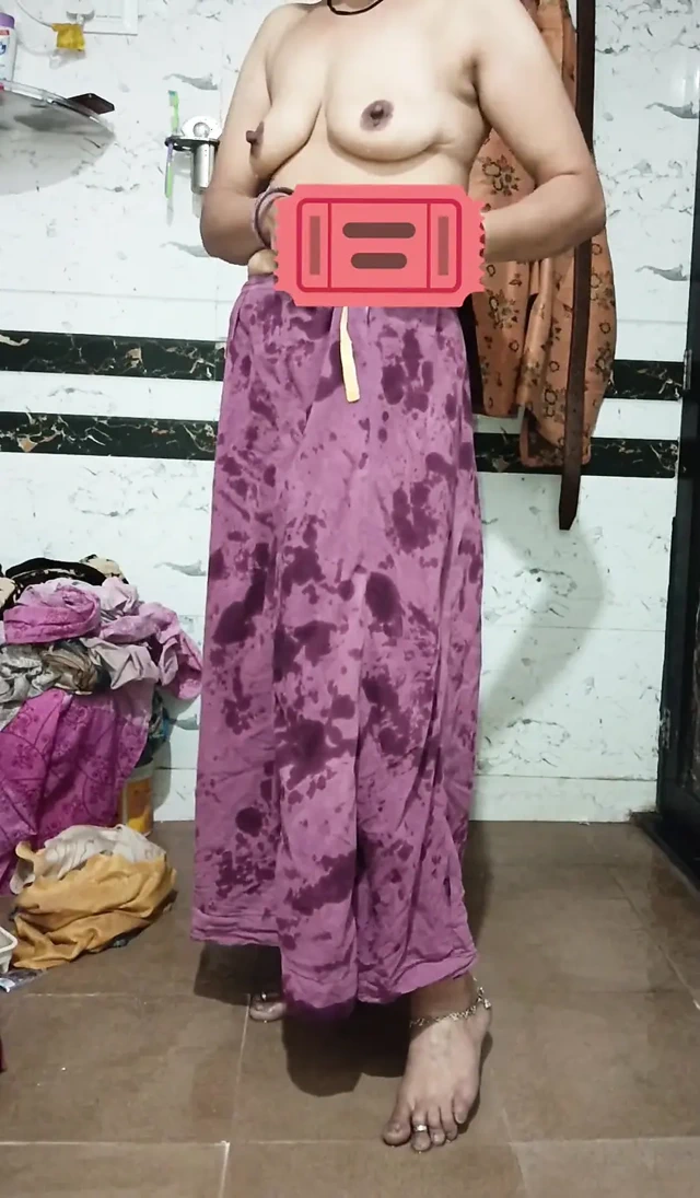 Priya bhabi seksi tarz vücut gösterisi