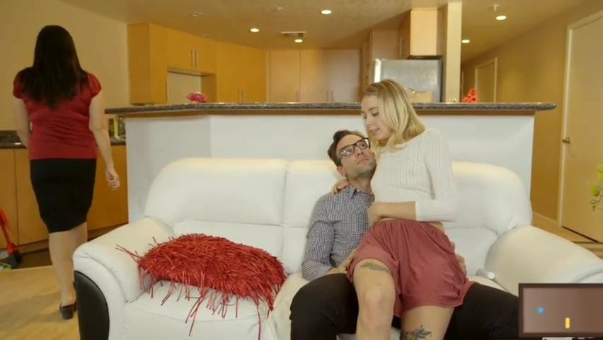 Üvey babanın kucağına oturamayacak kadar yaşlı değil misin? o hasta üvey anne