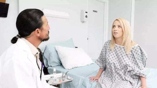 Doktor Madison'ın sıkı göt deliğini muayene etmek için yarağını kullanıyor