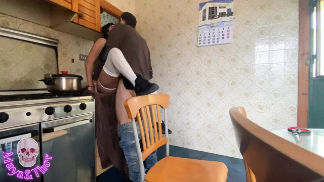 Teslimatçı bana yardım ediyor ve karşılığında onu becerdim ve kocamın görmesi için kaydediyorum