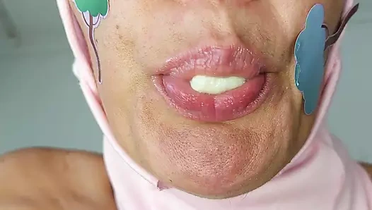 Büyük memeli seksi anne, kıllı amcık, büyük göt, sevimli küçük memeler.