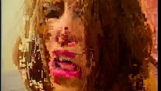 Pembe dudaklı ve sıska figürlü güzel esmer bebek, kahverengi kasabaya götürülmekten hoşlanıyor