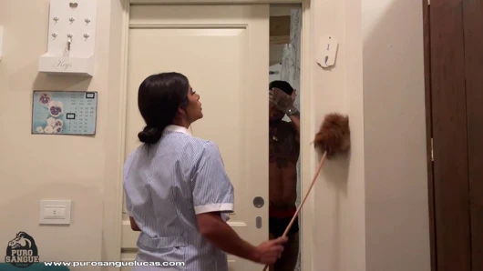 KARıMı BÜYÜK MEMELI LATIN TEMIZLIKÇI BIR BAYANLA ALDATıYOR