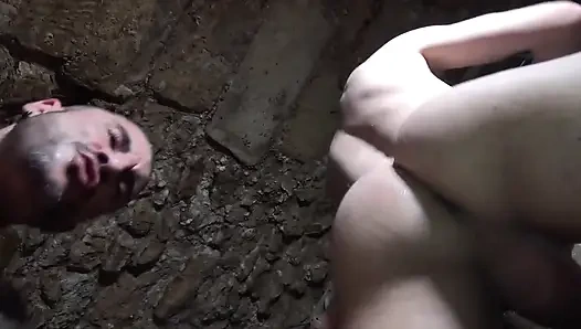 Bir çingene ahlaksız bir bodrumda sürtüğü boş taşaklarını parçalıyor