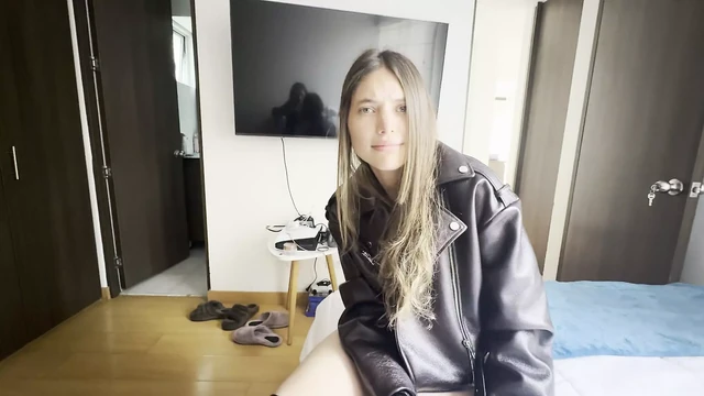 Patronumun çizmelerinin derisini hissederek mastürbasyon yapıyorum