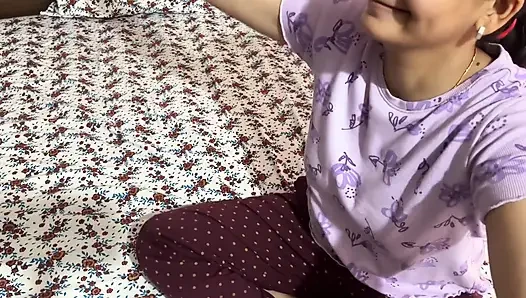 Ateşli Hintli ev hanımı yatakta yakın çekim seks