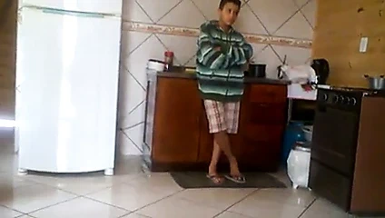 Garotinho brinca com as suas tezudas Havaianas