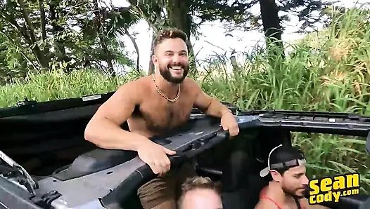 Sean Cody - güneşten öpülmüş sürtükler döl çöplüğünün göt deliğine birden fazla boşalmayla biten vahşi bir grup seks için plajdan yatağa gidiyor