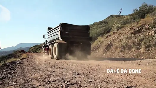 Sarışın melek araba tarafından sikiliyor