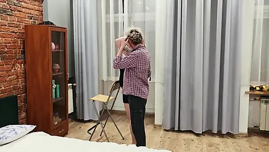 Um casal romântico retorna do teatro e começa a se divertir. Eles beijam, lambem buceta e fazem sexo