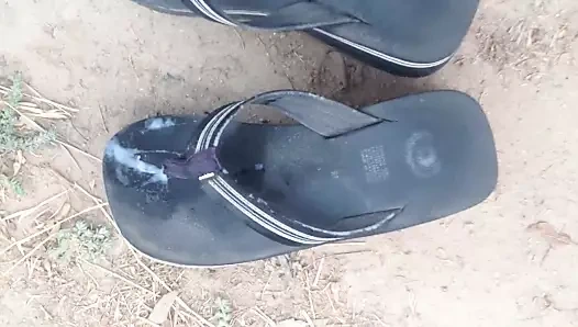 ( vid 3 )döllenmiş sandalet giyiyor