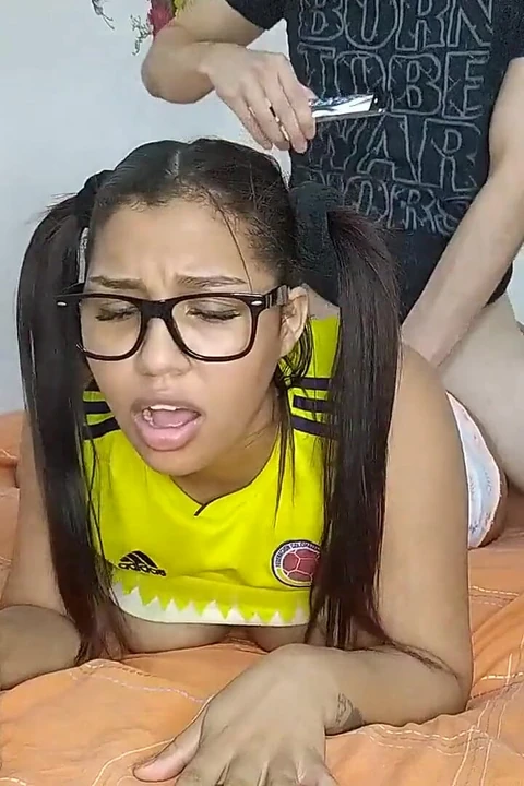 New York Abd'li 18 yaşındaki esmer büyük sarkık memeler üvey erkek kardeşinin büyük yarağını sikiyor le Hot