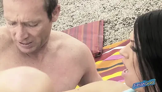 İri göğüslü çarpıcı esmer kadın açık havada sevgilisiyle sert sikiştikten sonra ağzına boşalıyor