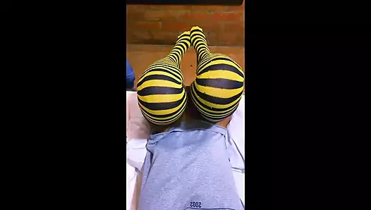 Üniversiteli kız kendini erkek arkadaşının arkadaşına sunuyor ve onu bir otel odasında sikiyor.