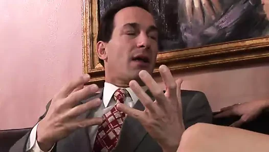 Sarışın milf istiyor krem ​​pasta bitirmek içinde deri kanepe seks