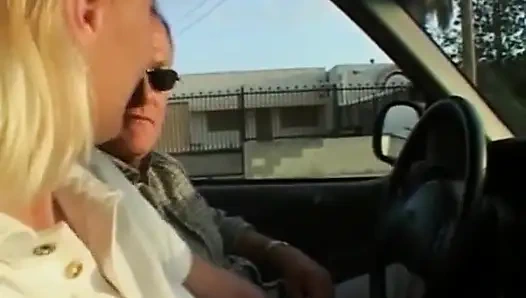 Sarışın olgun sürtük parmakları amını damlatıyor ve yalıyor