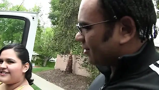 Büyük memeli şişman sürtük neredeyse sikiliyor