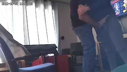 Üvey kız kardeşimi ve erkek arkadaşını okuldan sonra parmaklarken yakaladım