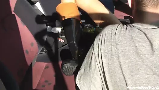 Ayak ibadet içinde araba